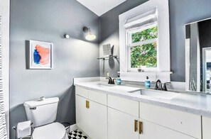 Deluxe House | Bathroom