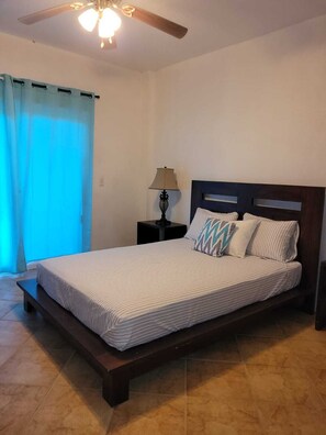 Strykejern/-brett, internettilgang og sengetøy