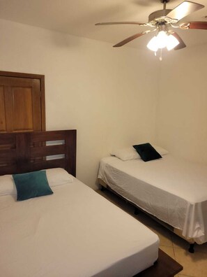 2 chambres, fer et planche à repasser, accès Internet, draps fournis