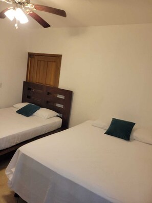 Strykejern/-brett, internettilgang og sengetøy