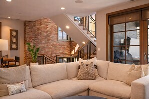 Smart-tv, een open haard en een printer