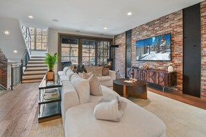 Una Smart TV, una chimenea, una impresora