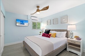 6 bedrooms, iron/ironing board, free WiFi, bed sheets - CJs - Pet Friendly, Located in Siesta Key Village, Steps to Siesta Key Beach! (Siesta Key)