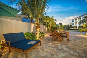 Outdoor dining - Sea Angel - Pet Friendly, Located in Siesta Key Village, Steps to Siesta Key Beach! (Siesta Key)