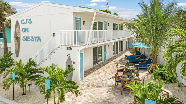 Outdoor dining - Sea Angel - Pet Friendly, Located in Siesta Key Village, Steps to Siesta Key Beach! (Siesta Key)