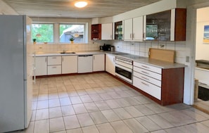 Frigorífico, horno, placa de cocina y lavavajillas