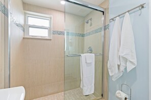 Dusche, Haartrockner, HandtĂŒcher