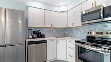 Geladeira, micro-ondas, fogão, cooktop