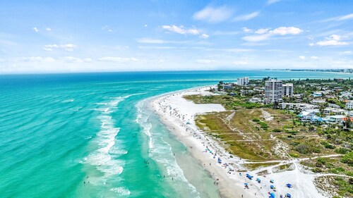 Sea Dream - Pet Friendly, Located in Siesta Key Village, Steps to Siesta Key Beach!