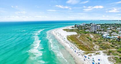 Sea Dream - Pet Friendly, Located in Siesta Key Village, Steps to Siesta Key Beach!