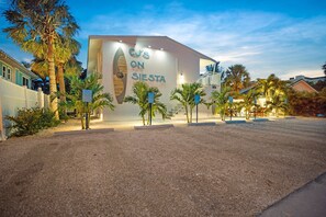 Property grounds - Sea Dream - Pet Friendly, Located in Siesta Key Village, Steps to Siesta Key Beach! (Siesta Key)