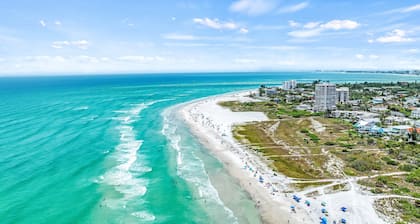 Sea Escape - Pet Friendly, Located in Siesta Key Village, Steps to Siesta Key Beach!
