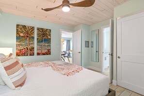 1 bedroom, iron/ironing board, free WiFi, bed sheets - Sea Foam - Pet Friendly, Located in Siesta Key Village, Steps to Siesta Key Beach! (Siesta Key)