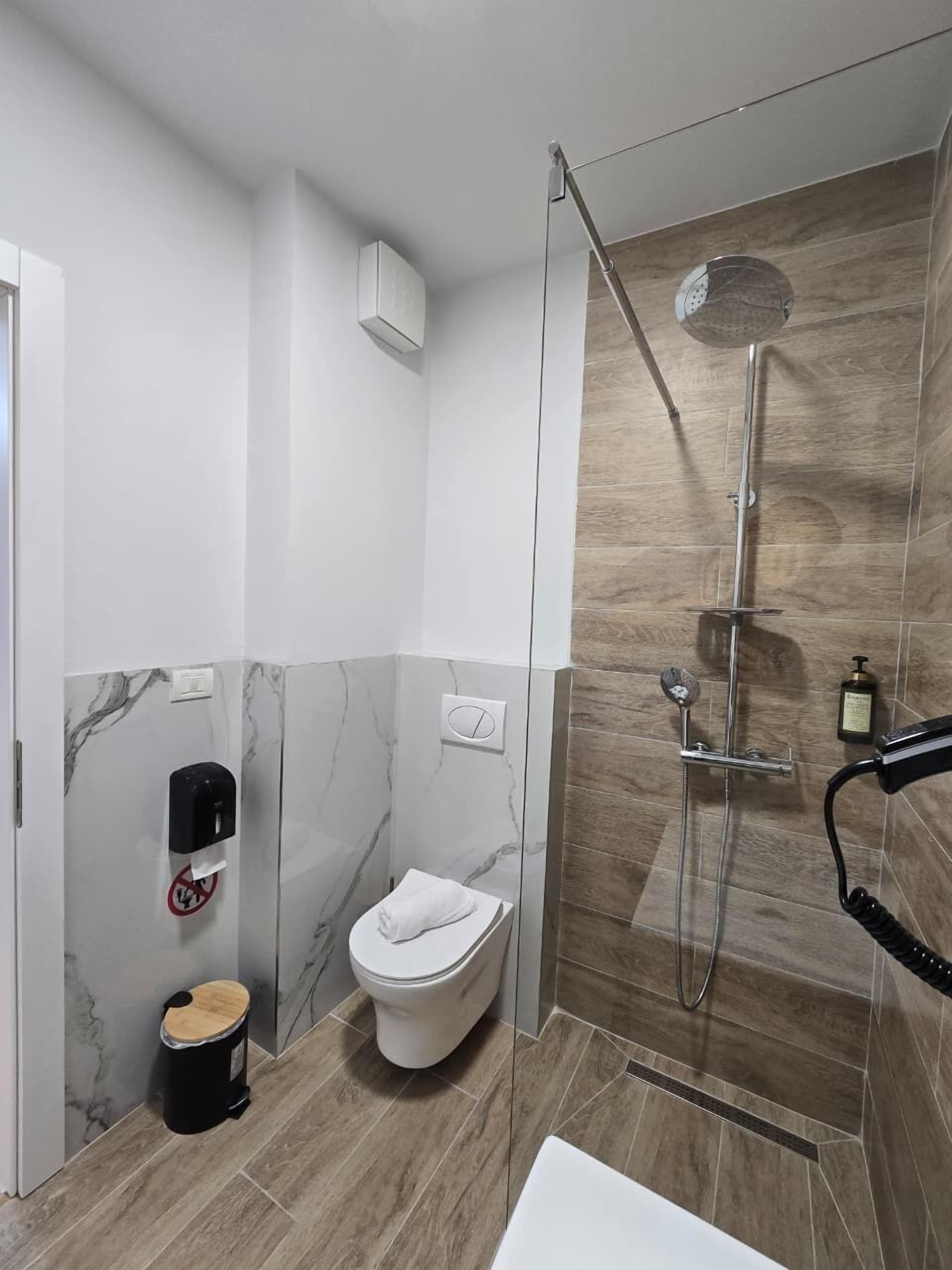 Ein modernes Badezimmer mit Toilette, Bidet und Dusche.