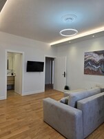 Apartamento estándar | Zona de estar | Smart TV de 40 pulgadas con canales por cable