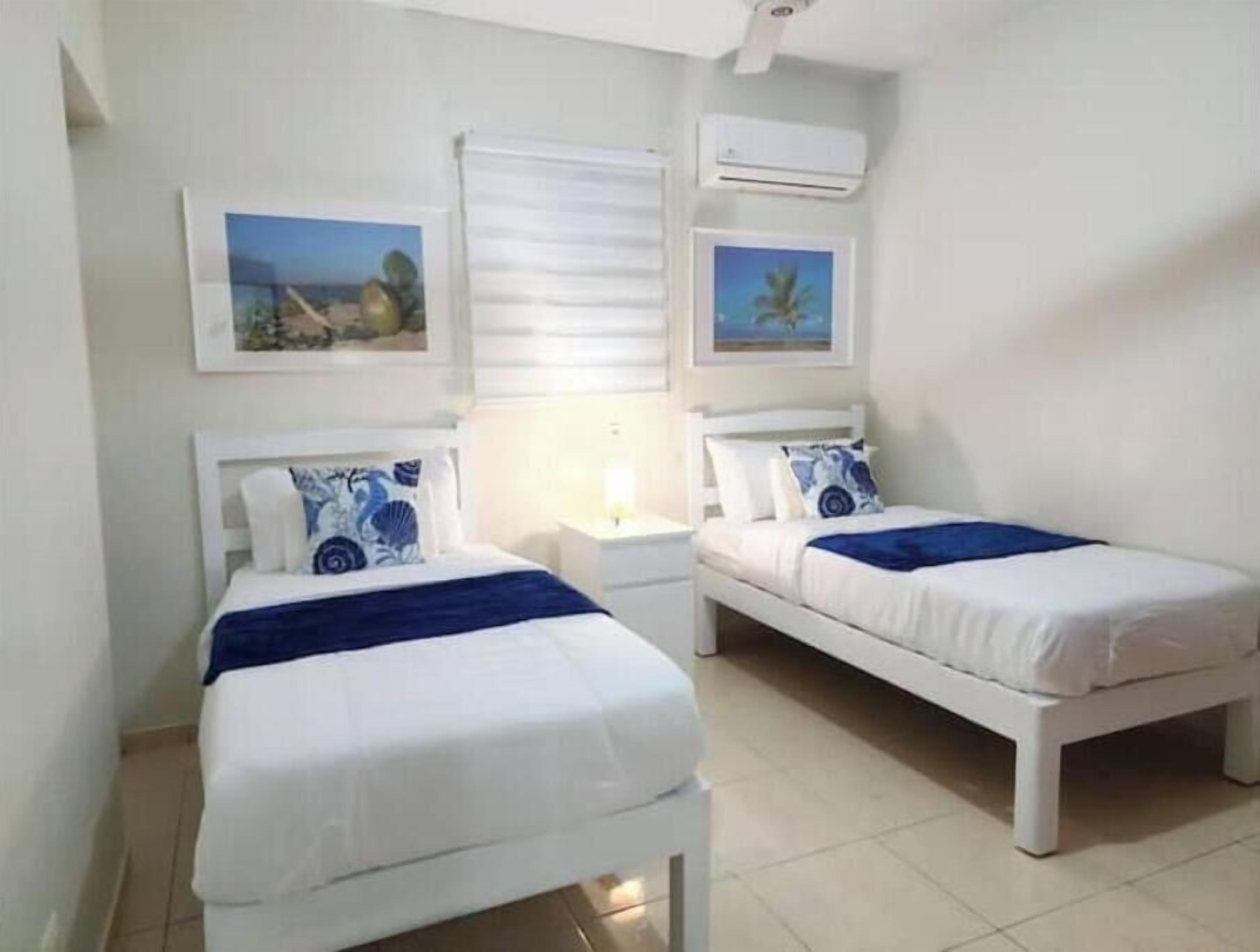 2 عدّة غرف نوم وخدمة الإنترنت وملاءات أسرّة