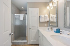 Douche, séchoir à cheveux, serviettes fournies, savon