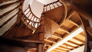 Eine Holzspirale mit Oberlicht darüber.