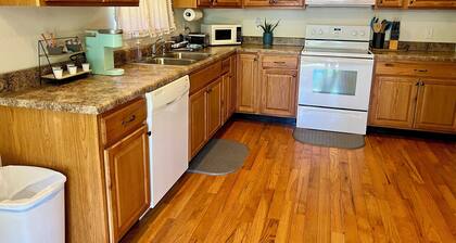 Charming 2-Bedroom Bungalow on Lookout Mountain