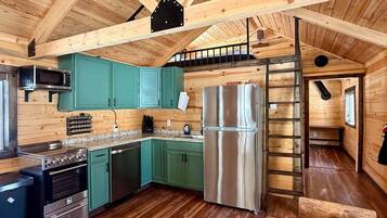 Kylskåp, mikrovågsugn, ugn och spishäll