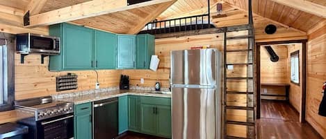 雪櫃、微波爐、焗爐、爐具