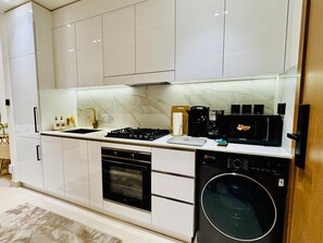 Kühlschrank, Mikrowelle, Ofen, Herdplatte