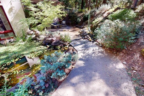 Hoothaus-secluded, eco home close to trails & town