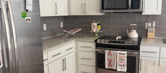 Cozy 1 Bed & 1 Bath Getaway with Office!