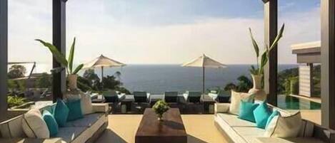 屋外ダイニングエリア