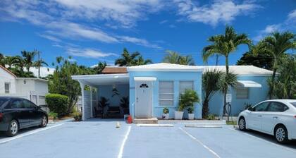 Melrose Place:Charming 2-bedroom beachhouse in delightful Deerfield Beach Island