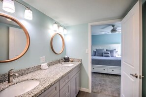 Douche, séchoir à cheveux, serviettes fournies, savon