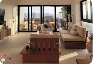 Smart TV - Casita Coco - Luxury High Rise Apartment in La Esmeralda, Santiago (Santiago de los Caballeros)