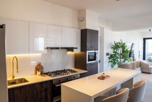 Fridge, microwave, oven, stovetop - Casita Coco - Luxury High Rise Apartment in La Esmeralda, Santiago (Santiago de los Caballeros)