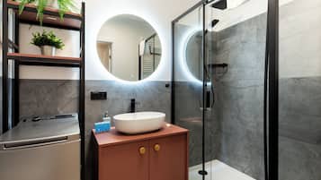 Ducha, secador de pelo y toallas