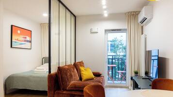 Iron/ironing board, WiFi, bed sheets