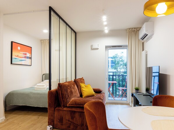 Iron/ironing board, WiFi, bed sheets