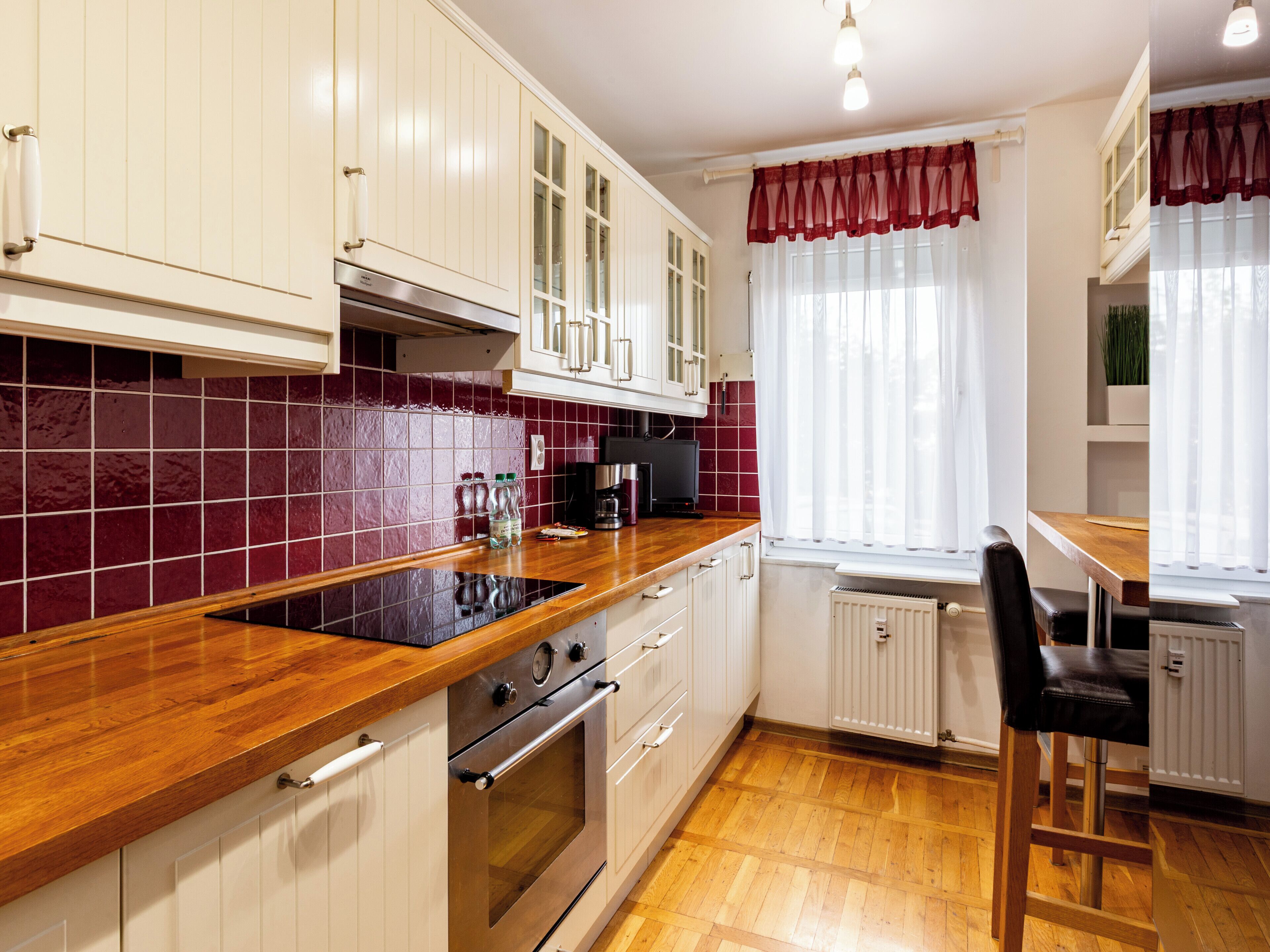 冷蔵庫、オーブン、コンロ、食器洗い機