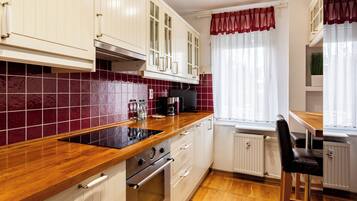 Fridge, oven, stovetop, dishwasher