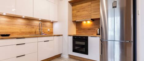 Fridge, oven, stovetop, dishwasher