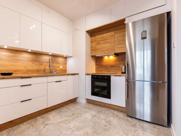 Fridge, oven, stovetop, dishwasher