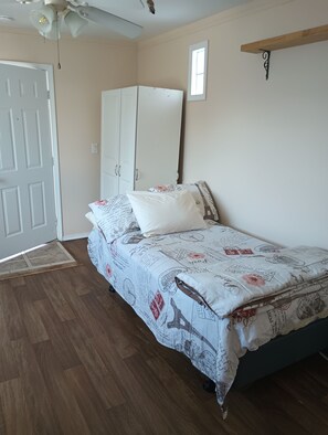 1 bedroom, bed sheets