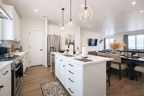 Fridge, microwave, oven, stovetop - Private Condo, Snowbasin, IKON, Workstation, WIFI (Morgan)