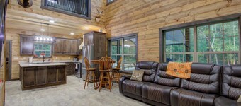 Gorgeous lodge tucked away in Texarkana - 3 bedrooms available