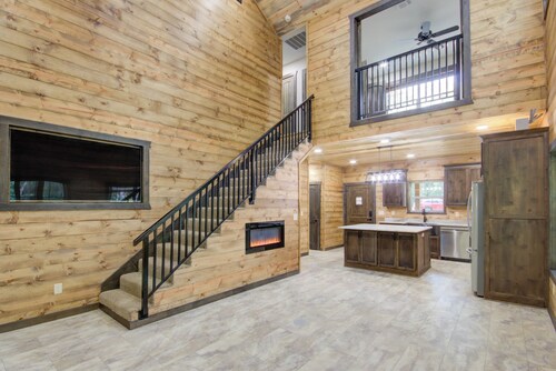 Gorgeous lodge tucked away in Texarkana - 3 bedrooms available