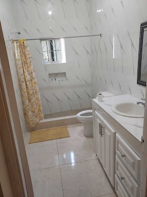 Secadora de cabello, toallas, jabón, papel de baño