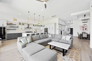 Smart TV, chimenea, oficina y monitor de computadora