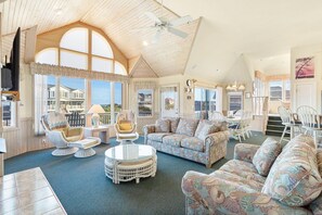 TV, DVD-spiller, bøker og filmbibliotek