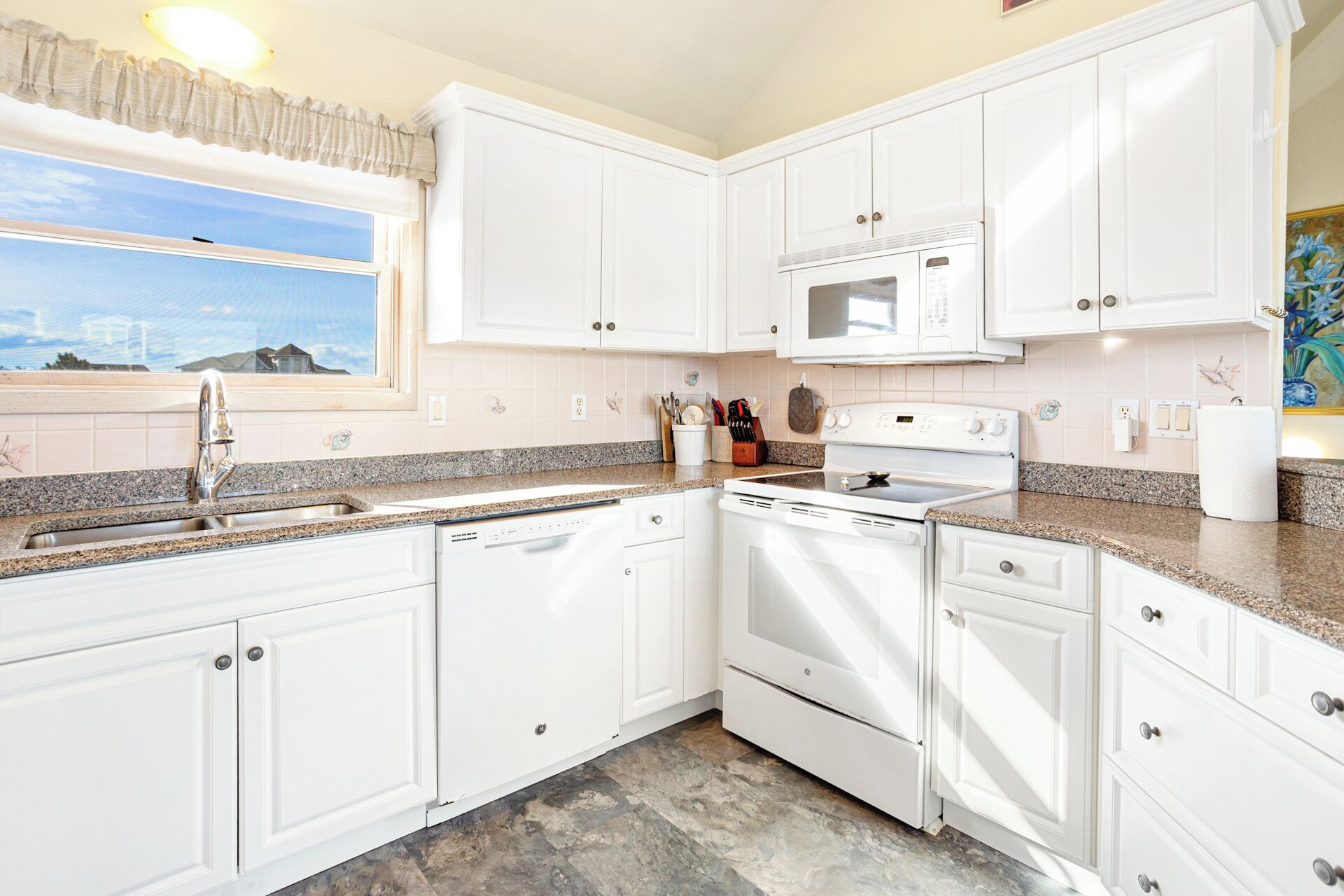 冷蔵庫、電子レンジ、オーブン、コンロ