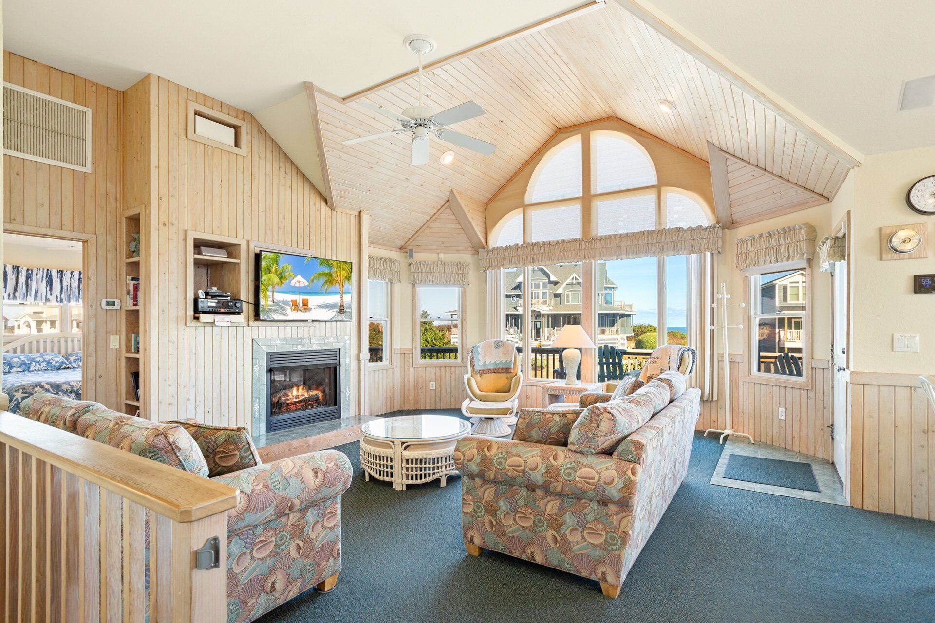 Una televisión, un reproductor de DVD, libros, una videoteca