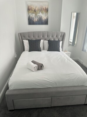 3 habitaciones, tabla de planchar con plancha y ropa de cama
